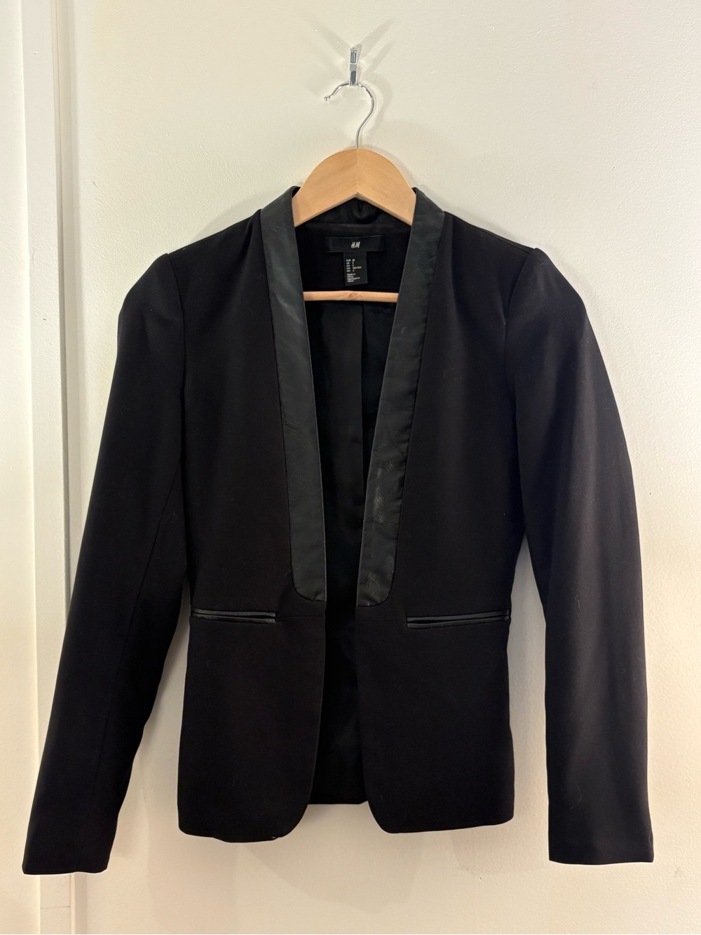 Like-new H&M fitted tuxedo blazer
